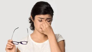 आँखों की रोशनी कम होने के 7 महत्वपूर्ण संकेत — कब तुरंत आँख विशेषज्ञ से मिलें?