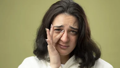 सूजी हुई आंखें: लक्षण, कारण, निदान और उपचार